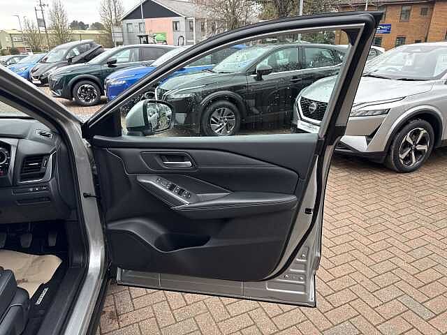 Nissan Qashqai 1.3 DiG-T MH N-Connecta 5dr